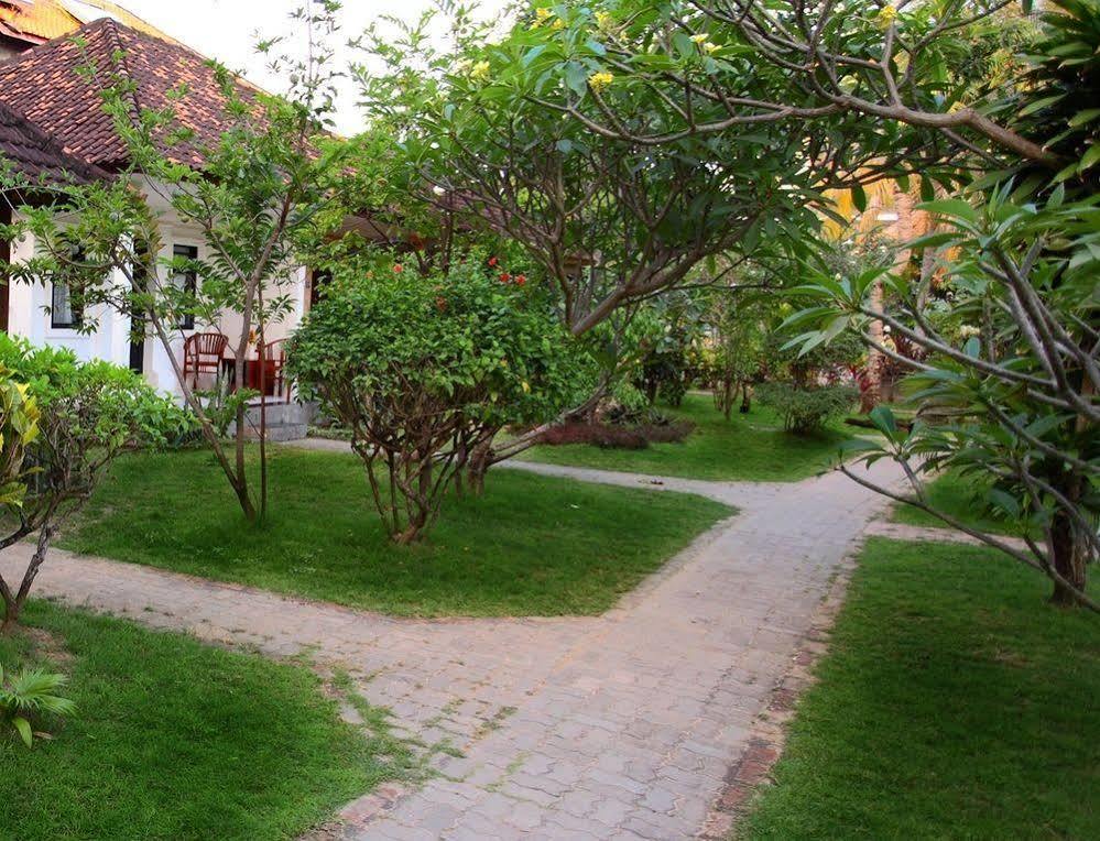 Budhi beach inn Kuta Lombok Exterior foto